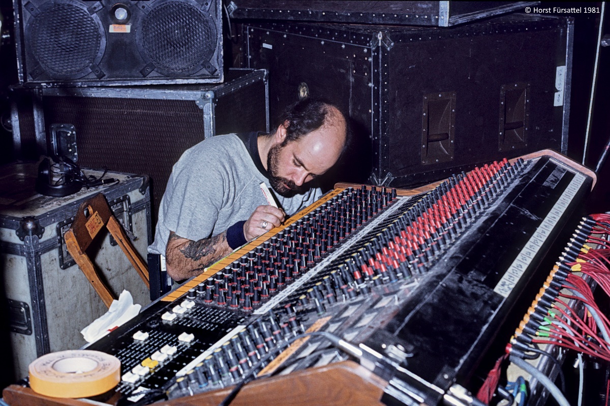 Setting up the monitor mixer. Manfred Manns Earth Band, 1981, Hof/Bayern. Foto: Horst Fürsattel