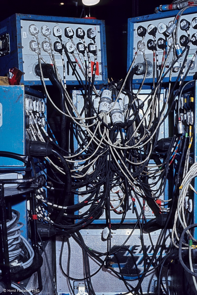 Cable spaghetti (lighting power cables, backstage). Manfred Manns Earth Band, 1981, Hof/Bayern. Foto: Horst Fürsattel