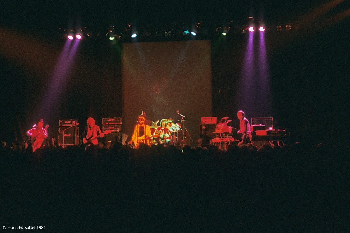 Manfred Manns Earth Band live in concert at Freiheitshalle Hof 1981: Pat King (Bass); Steve Waller (Vocals, Guitar); Chris Thompson (Vocals, Guitar); John Lingwood (Drums); Manfred Mann (Vocals, Keyboard). Foto: Horst Fürsattel