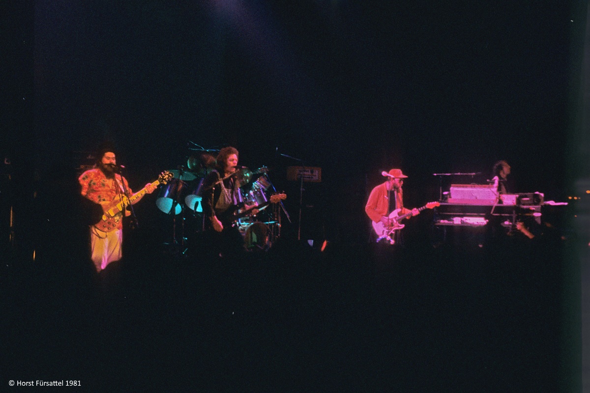 Manfred Manns Earth Band live in concert at Freiheitshalle Hof 1981: Pat King (Bass); Steve Waller (Vocals, Guitar); Chris Thompson (Vocals, Guitar); John Lingwood (Drums); Manfred Mann (Vocals, Keyboard). Foto: Horst Fürsattel