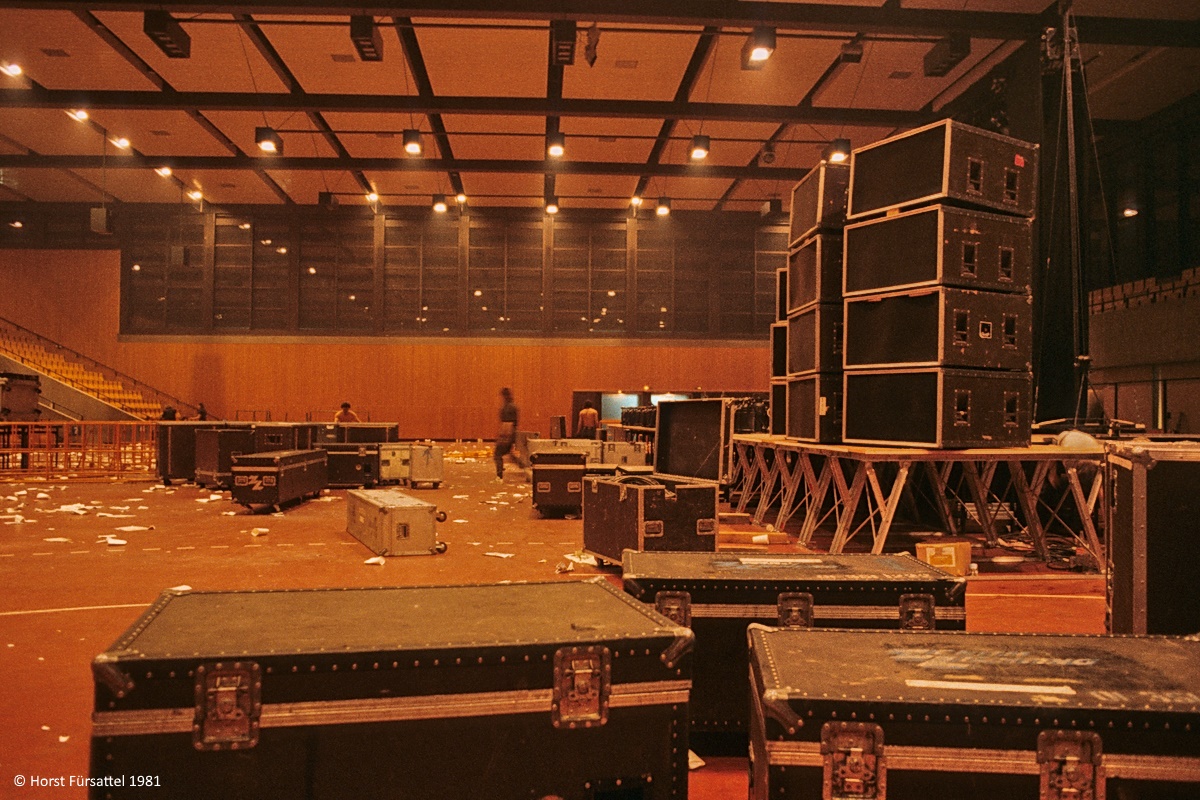 Loading the trucks after the concert. Freiheitshalle Hof 1981. Foto: Horst Fürsattel