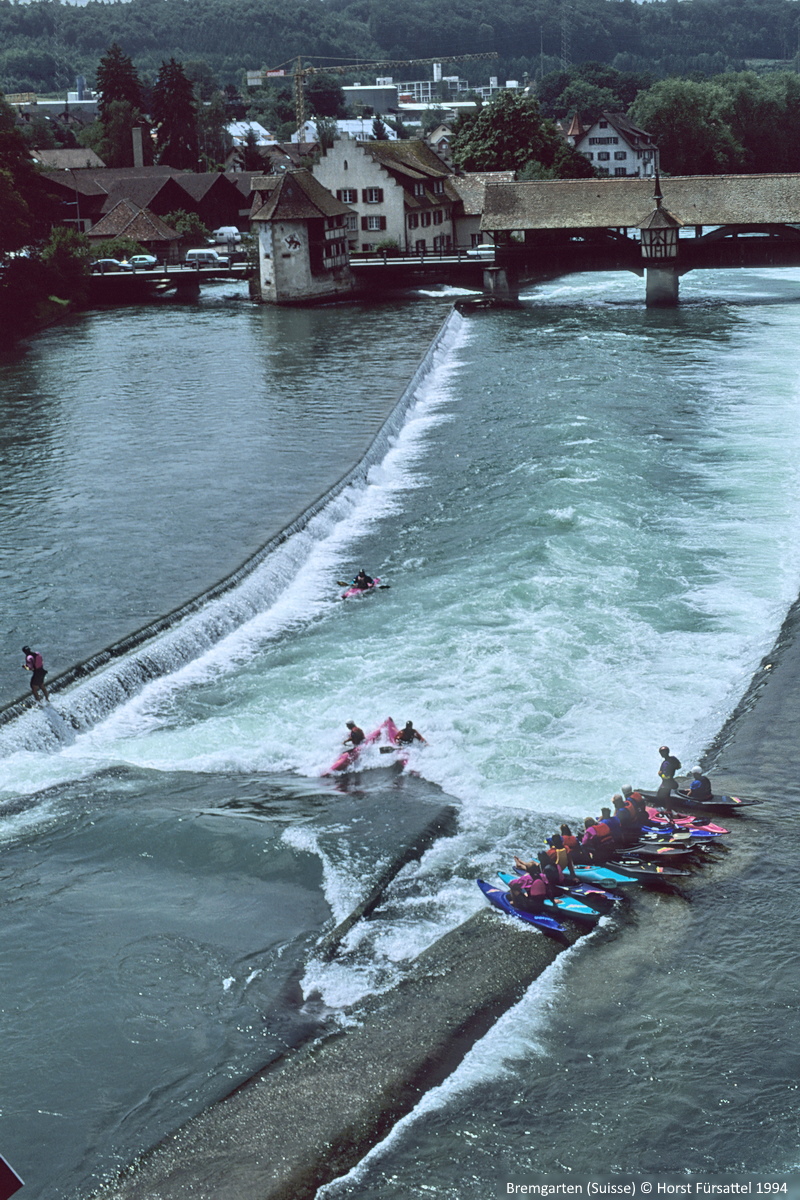 Kanu-Freestyle in der oberen Welle in Bremgarten