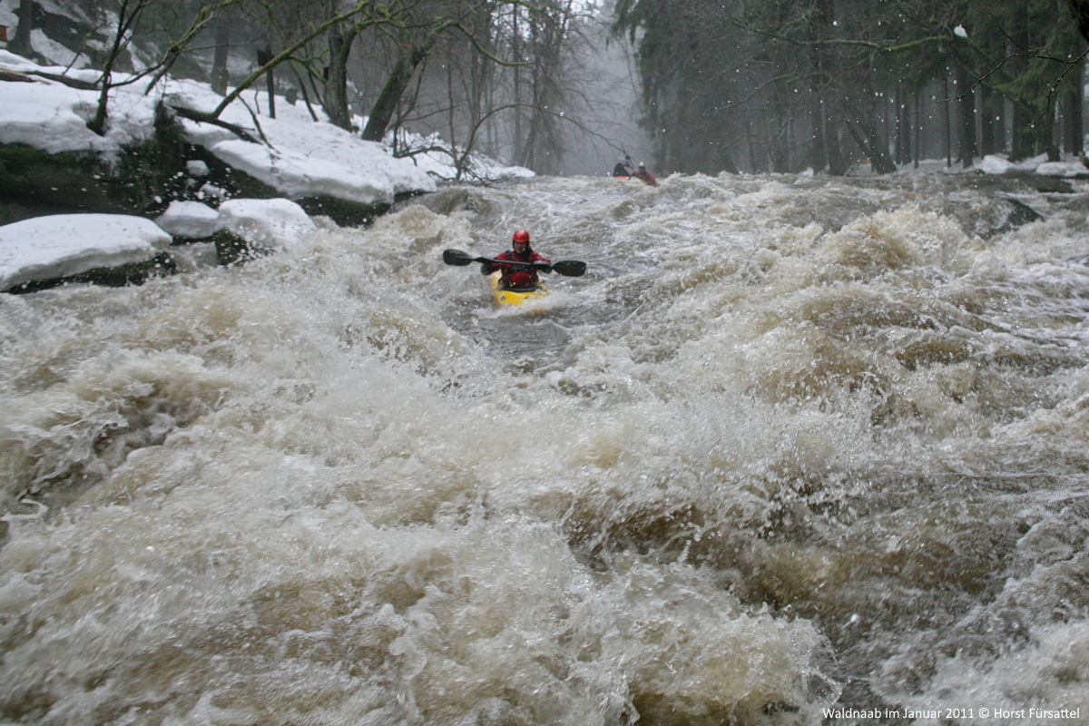 Butterfass im Waldnaabtal bei Hochwasser; paddeln; kajak